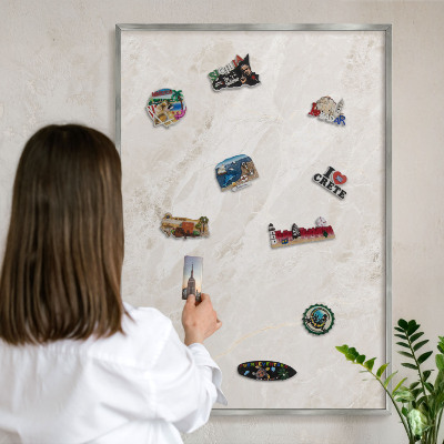 Decoratief metalen magneetbord in een zilveren lijst Romige elegantie