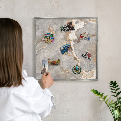 Magneetbord voor souvenir magneten met zilveren lijst Marmeren elegantie