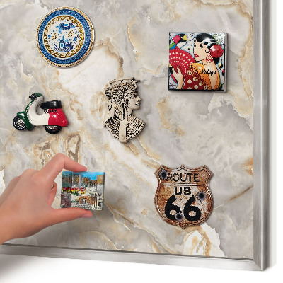 Decoratief metalen magneetbord in een zilveren lijst Marmeren elegantie