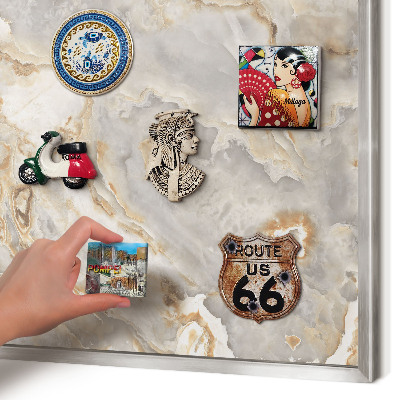 Decoratief metalen magneetbord in een zilveren lijst Marmeren elegantie