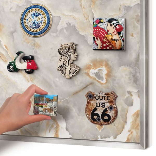 Decoratief metalen magneetbord in een zilveren lijst Marmeren elegantie