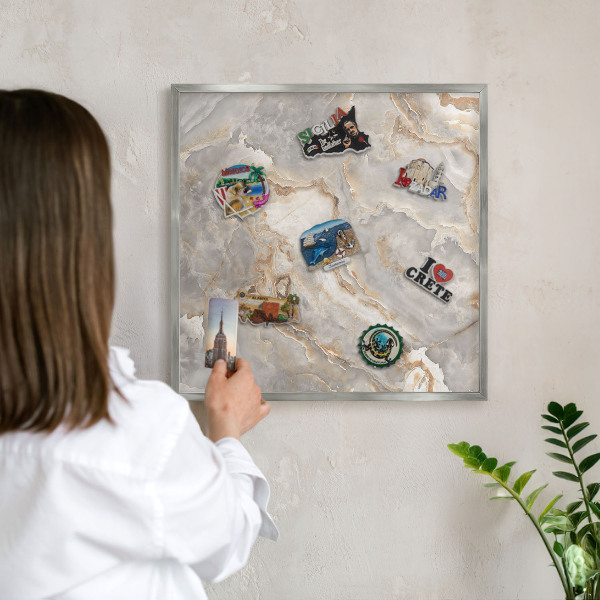 Decoratief metalen magneetbord in een zilveren lijst Marmeren elegantie