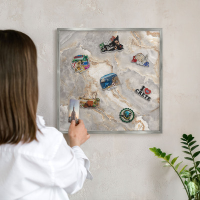 Decoratief metalen magneetbord in een zilveren lijst Marmeren elegantie