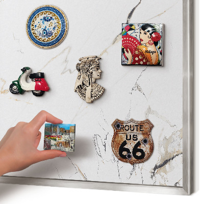 Magneetbord voor souvenir magneten met zilveren lijst Moderne elegantie