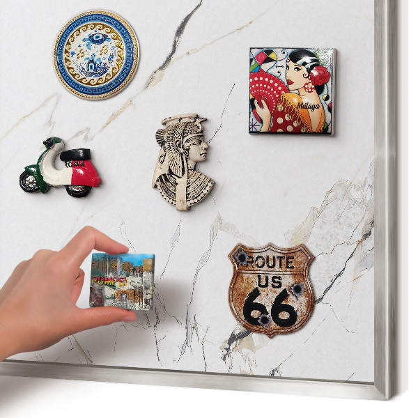 Magneetbord voor souvenir magneten met zilveren lijst Moderne elegantie
