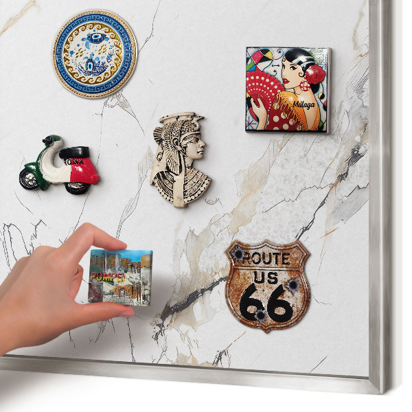 Magneetbord voor souvenir magneten met zilveren lijst Moderne elegantie