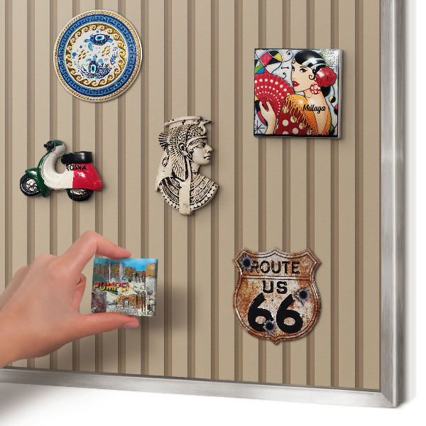 Decoratief metalen magneetbord in een zilveren lijst Verticale strepen