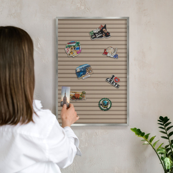 Decoratief metalen magneetbord in een zilveren lijst Verticale strepen
