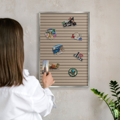 Decoratief metalen magneetbord in een zilveren lijst Verticale strepen