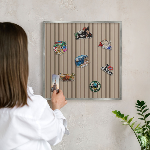Decoratief metalen magneetbord in een zilveren lijst Verticale strepen