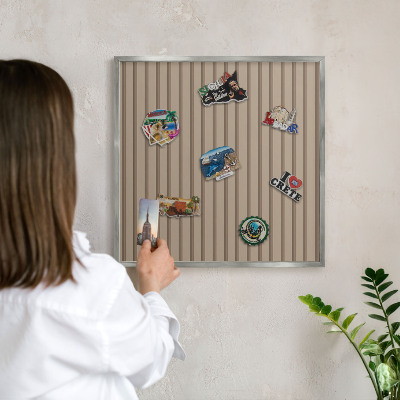 Decoratief metalen magneetbord in een zilveren lijst Verticale strepen