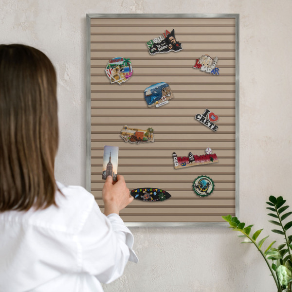 Decoratief metalen magneetbord in een zilveren lijst Verticale strepen