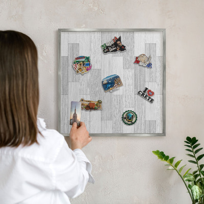 Magneetbord voor souvenir magneten met zilveren lijst Houtstructuur