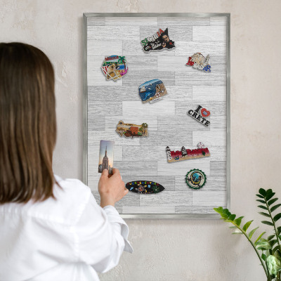 Magneetbord voor souvenir magneten met zilveren lijst Houtstructuur