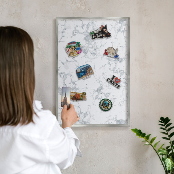 Decoratief metalen magneetbord in een zilveren lijst Marmeresthetiek