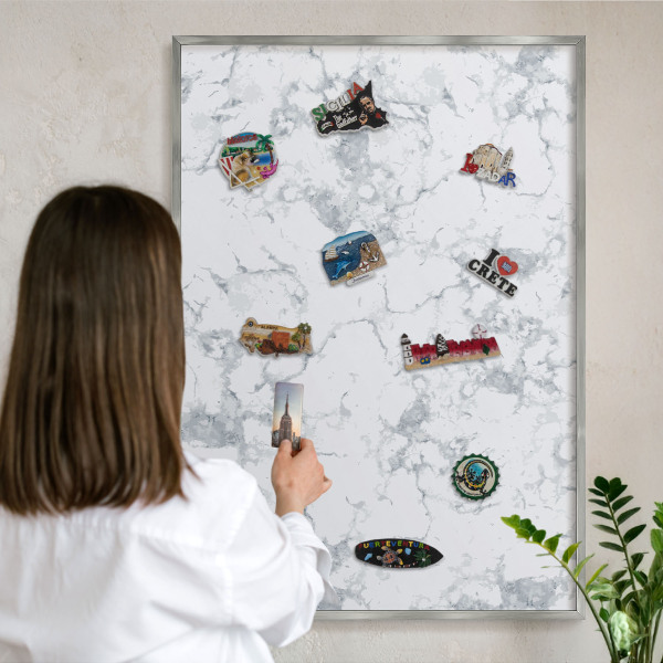 Decoratief metalen magneetbord in een zilveren lijst Marmeresthetiek