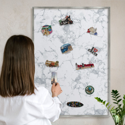 Decoratief metalen magneetbord in een zilveren lijst Marmeresthetiek
