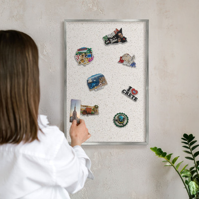 Magneetbord voor souvenir magneten met zilveren lijst Kleine puntjes
