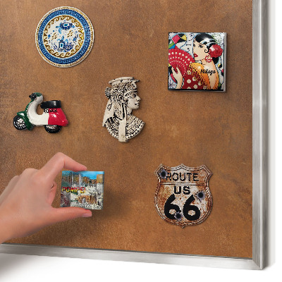 Decoratief metalen magneetbord in een zilveren lijst Bruine textuur