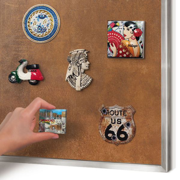 Decoratief metalen magneetbord in een zilveren lijst Bruine textuur