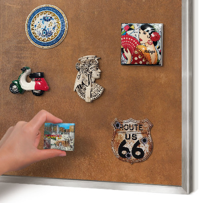 Decoratief metalen magneetbord in een zilveren lijst Bruine textuur