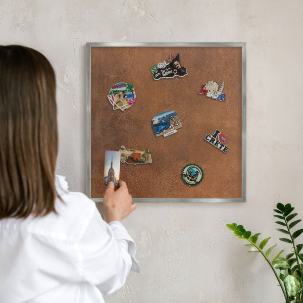 Decoratief metalen magneetbord in een zilveren lijst Bruine textuur