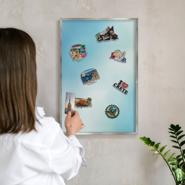 Decoratief metalen magneetbord in een zilveren lijst Blauwe lucht
