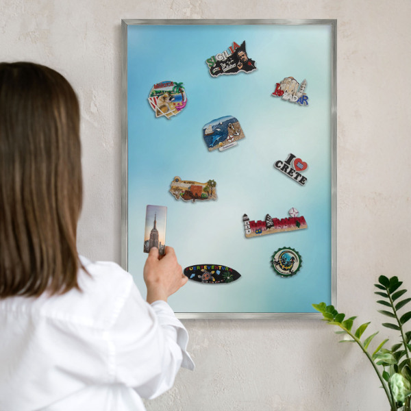 Decoratief metalen magneetbord in een zilveren lijst Blauwe lucht