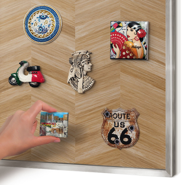 Magneetbord voor souvenir magneten met zilveren lijst Houten visgraatmotief