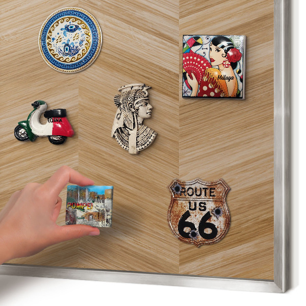 Magneetbord voor souvenir magneten met zilveren lijst Houten visgraatmotief