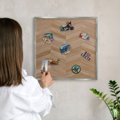 Magneetbord voor souvenir magneten met zilveren lijst Houten visgraatmotief
