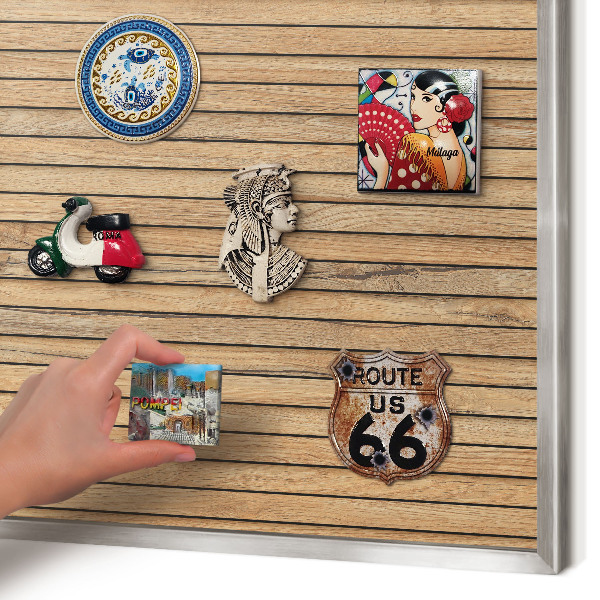 Magneetbord voor souvenir magneten met zilveren lijst Houten planken