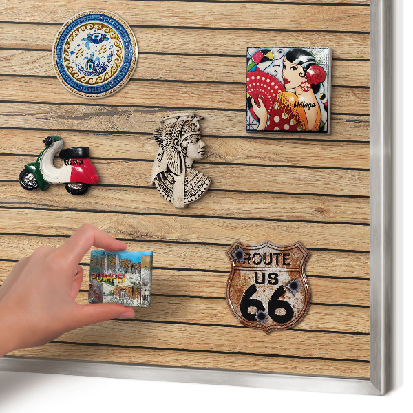 Magneetbord voor souvenir magneten met zilveren lijst Houten planken