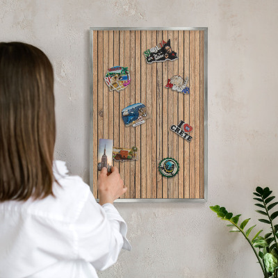 Magneetbord voor souvenir magneten met zilveren lijst Houten planken