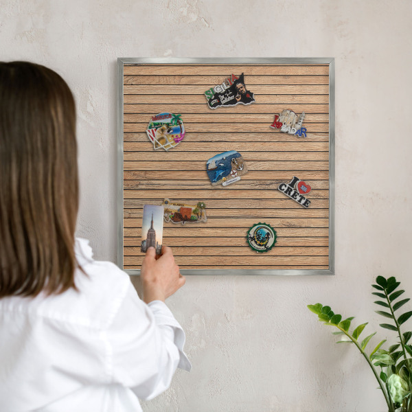 Magneetbord voor souvenir magneten met zilveren lijst Houten planken
