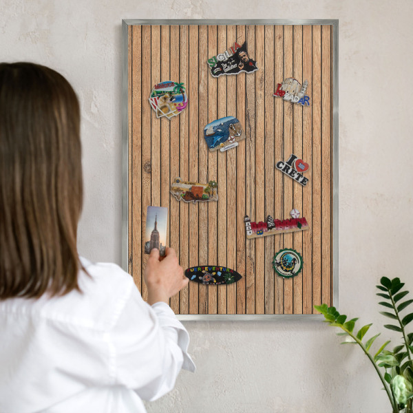 Magneetbord voor souvenir magneten met zilveren lijst Houten planken