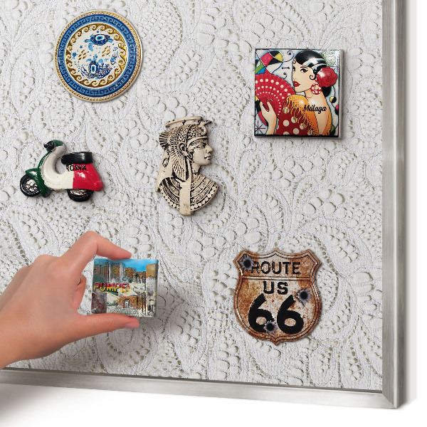 Decoratief metalen magneetbord in een zilveren lijst Opengewerkte elegantie