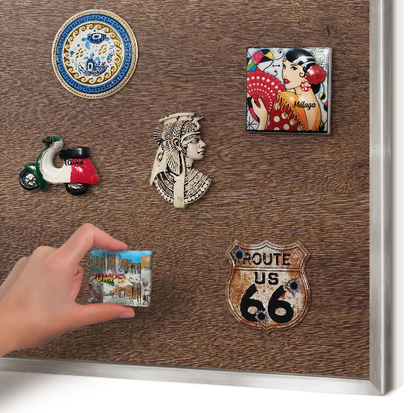 Magneetbord voor souvenir magneten met zilveren lijst Bruin hout