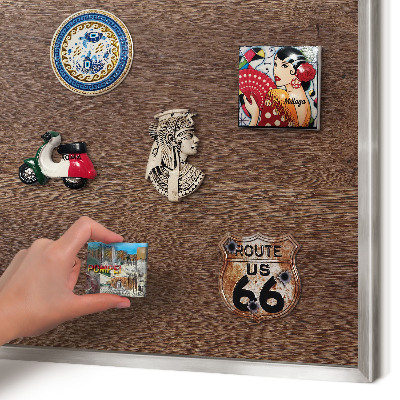 Magneetbord voor souvenir magneten met zilveren lijst Bruin hout