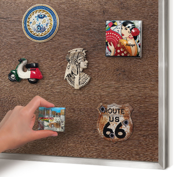 Magneetbord voor souvenir magneten met zilveren lijst Bruin hout