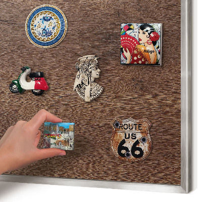 Magneetbord voor souvenir magneten met zilveren lijst Bruin hout