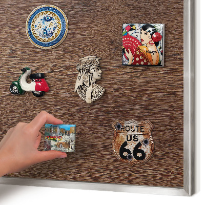 Magneetbord voor souvenir magneten met zilveren lijst Bruin hout