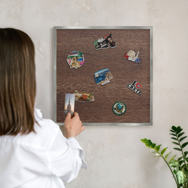 Magneetbord voor souvenir magneten met zilveren lijst Bruin hout