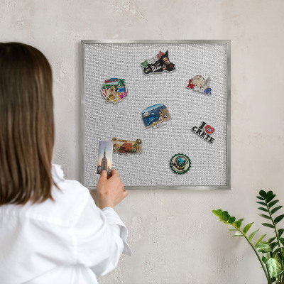 Magneetbord voor souvenir magneten met zilveren lijst Subtiele elegantie