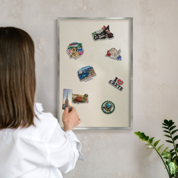 Decoratief metalen magneetbord in een zilveren lijst Misttoon