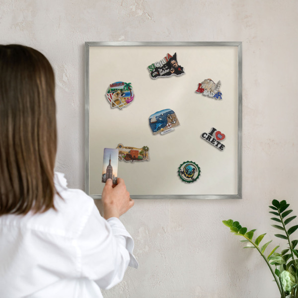 Decoratief metalen magneetbord in een zilveren lijst Misttoon