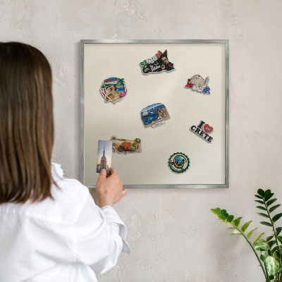 Decoratief metalen magneetbord in een zilveren lijst Misttoon