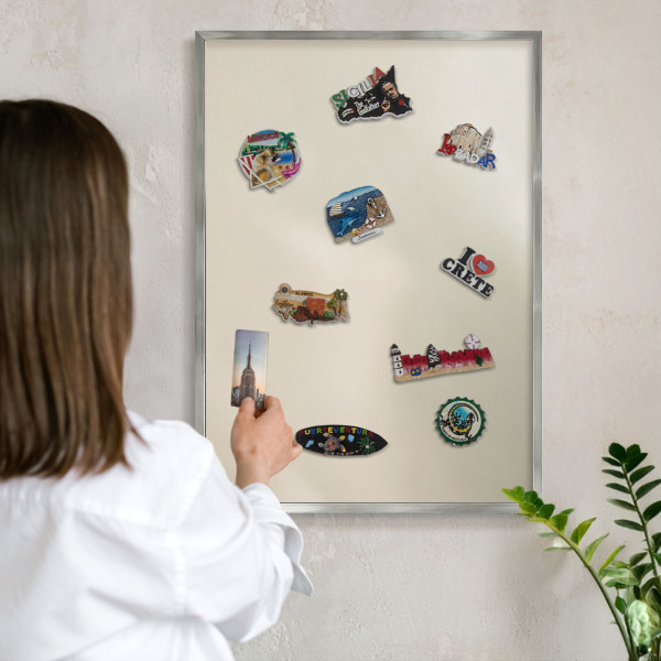 Decoratief metalen magneetbord in een zilveren lijst Misttoon
