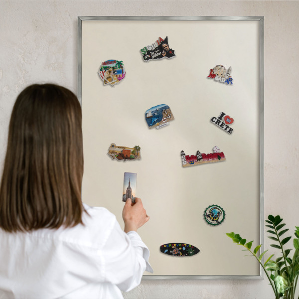 Decoratief metalen magneetbord in een zilveren lijst Misttoon