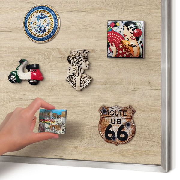 Magneetbord voor souvenir magneten met zilveren lijst Houten achtergrond